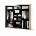 Funktionaler Schiebetürenschrank mit LED, Spiegel und Kleiderstangen – Innenansicht TS-02