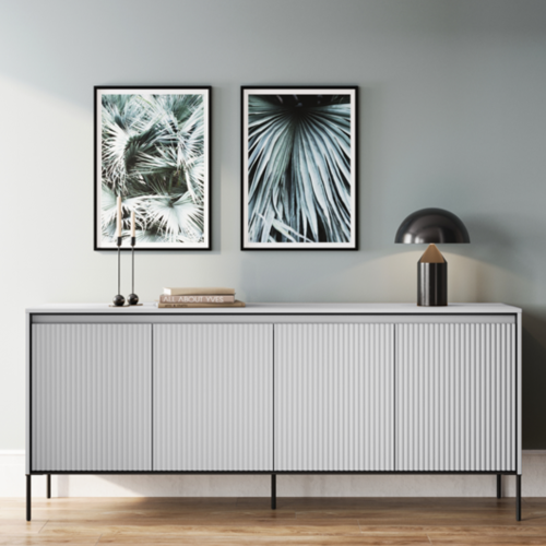 Kommode TREND TR-04 in Grau, geriffelte Fronten mit LED-Beleuchtung, in modernem Wohnzimmerarrangement