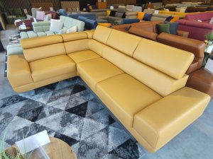 Ecksofa Milano II – Modernes Ecksofa mit verstellbaren Kopfstützen und hohen Metallfüßen, Links, Echtleder - Gelb | Sofort verfügbar